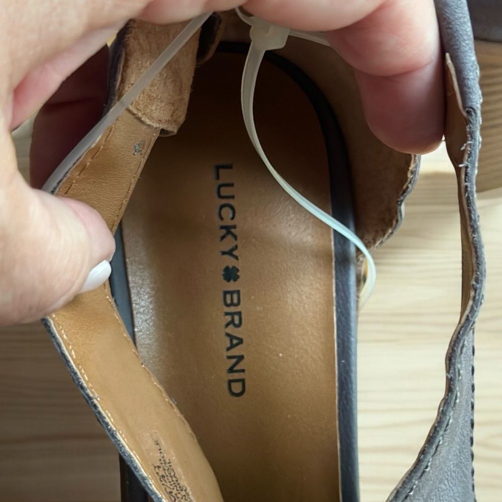 Size 9 1/2 LuckyBrand block heel gray sandals - Picture 4 of 6